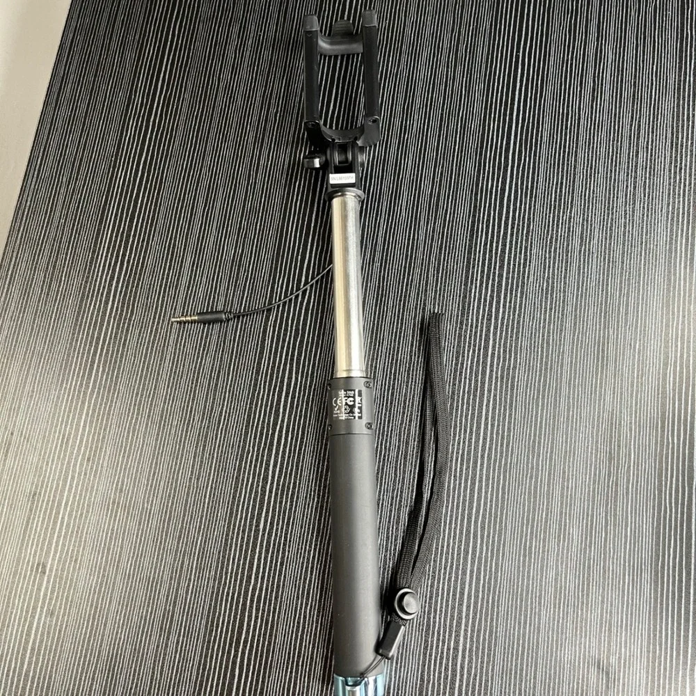 Anker Selfie Stick A7160 Wired Extendable Monopod Black Aluminum 31 Inch Max